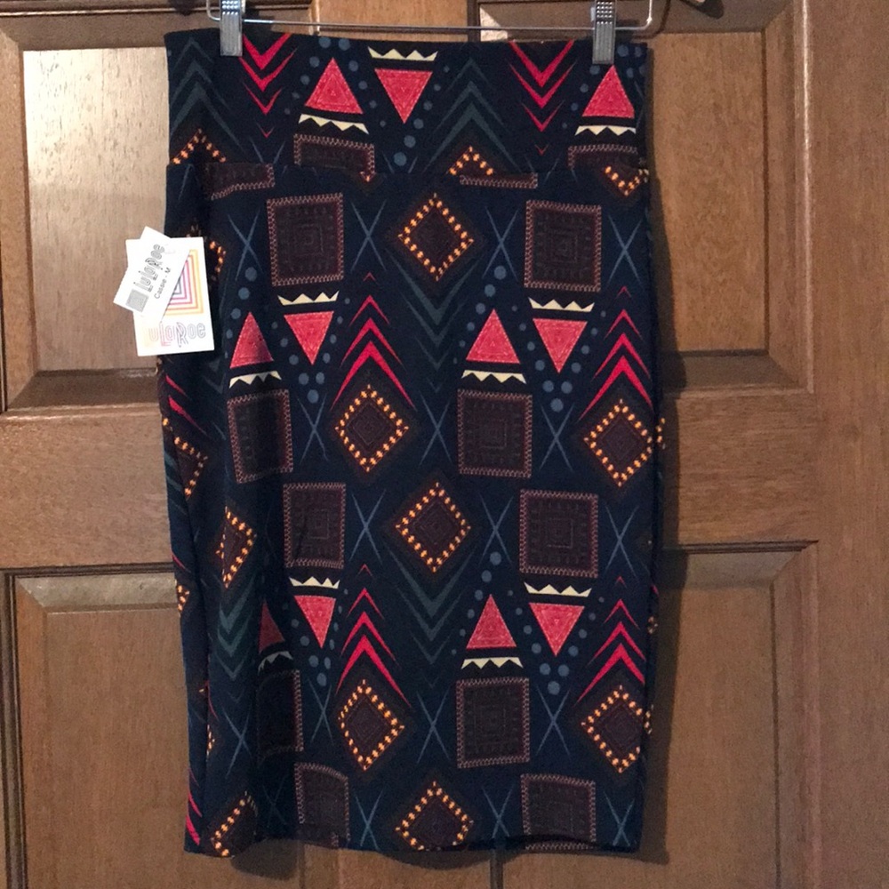 Brand new LuLaRoe Cassie skirt. Size m Navy Blue.